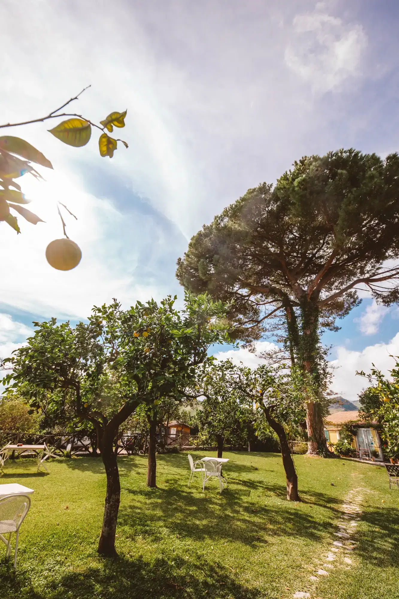 Area relax ombreggiata con sedute comode