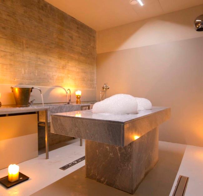 Interno della spa con piscina termale riscaldata