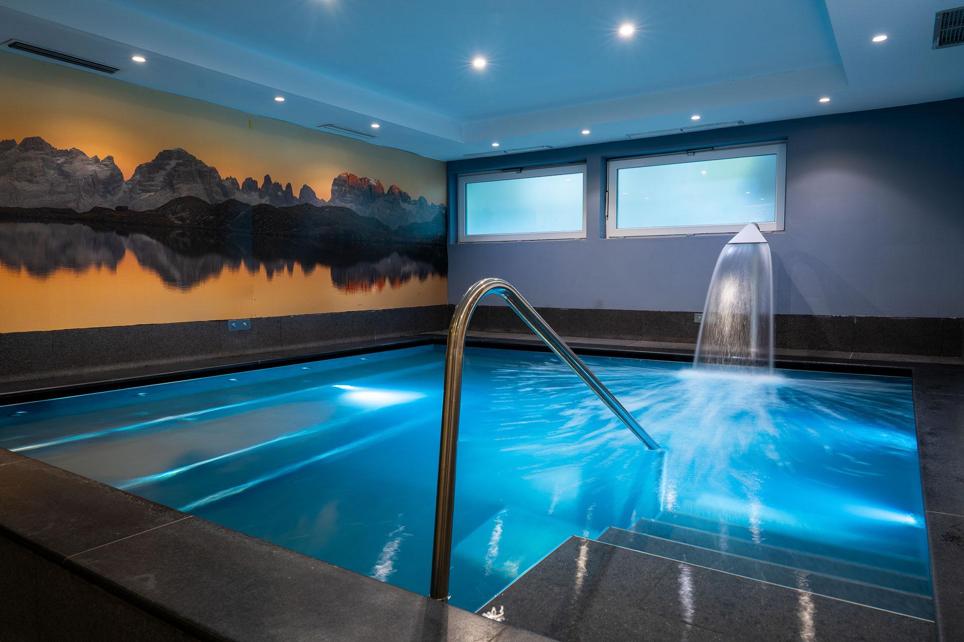 Piscina riscaldata con idromassaggio centro wellness