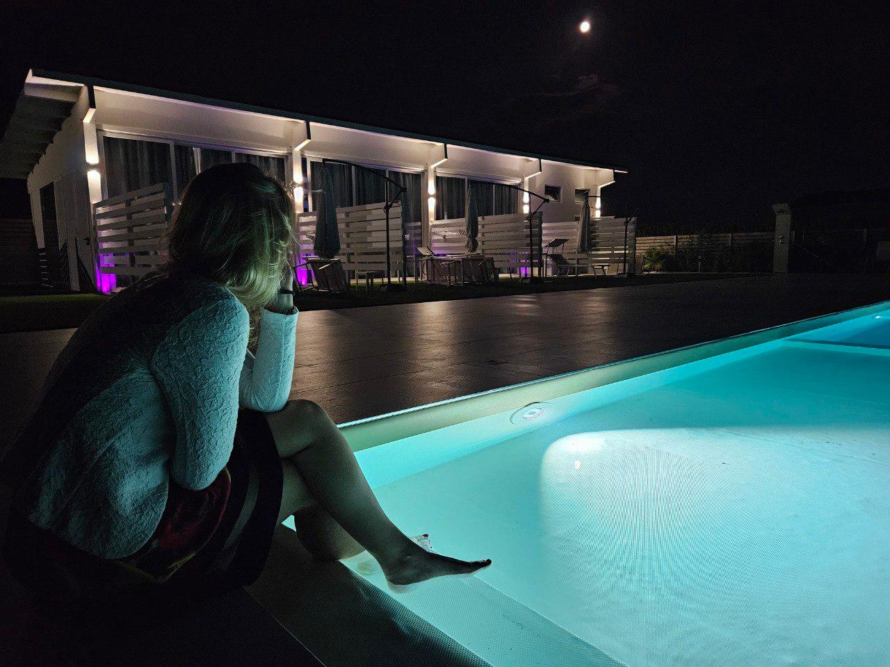 Camere e piscina al tramonto