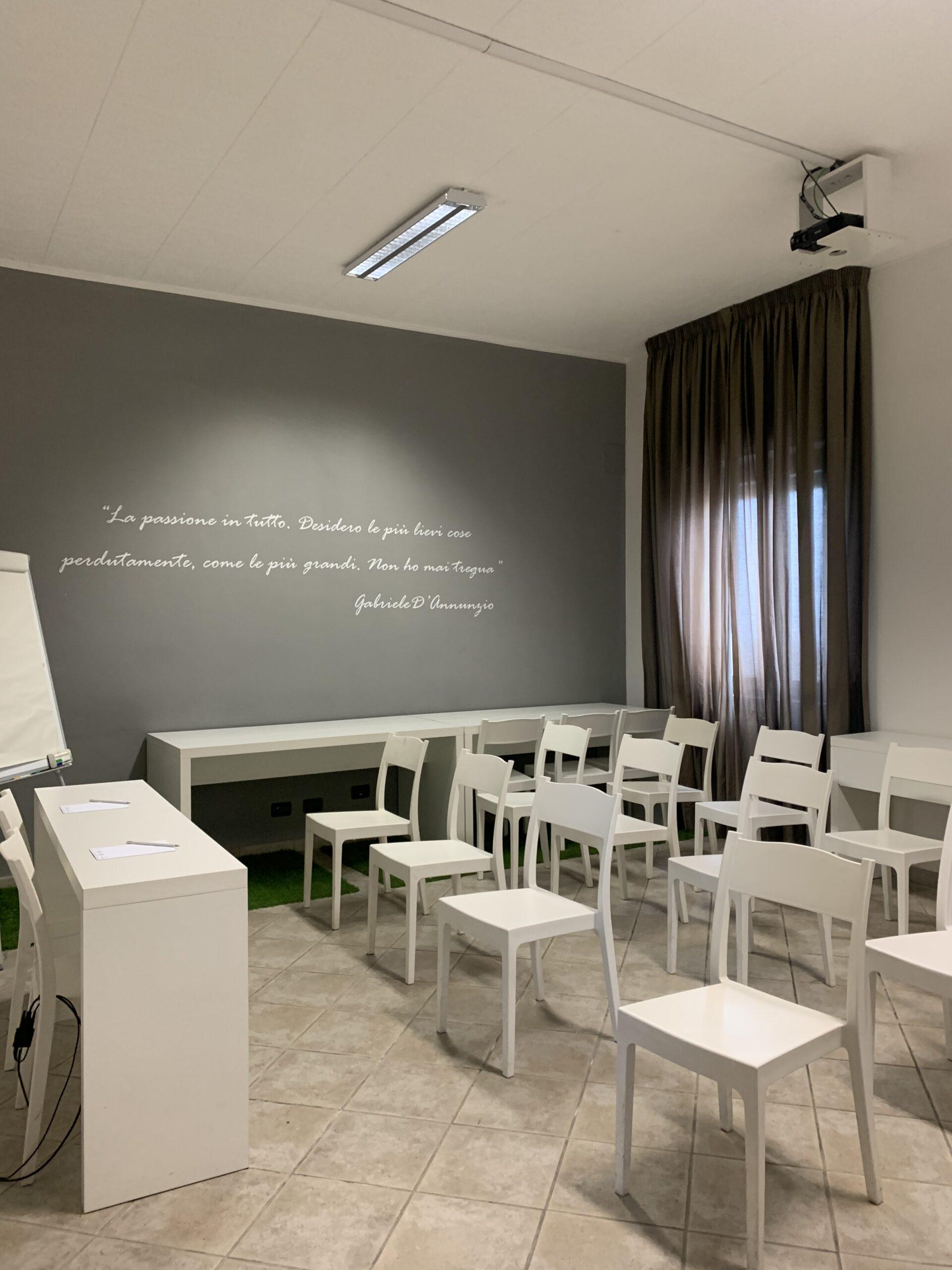 Sala meeting Live con tavoli e proiettore