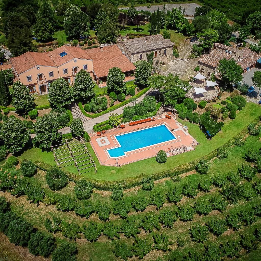 Vista panoramica della masseria e del lago di Monte Cotugno