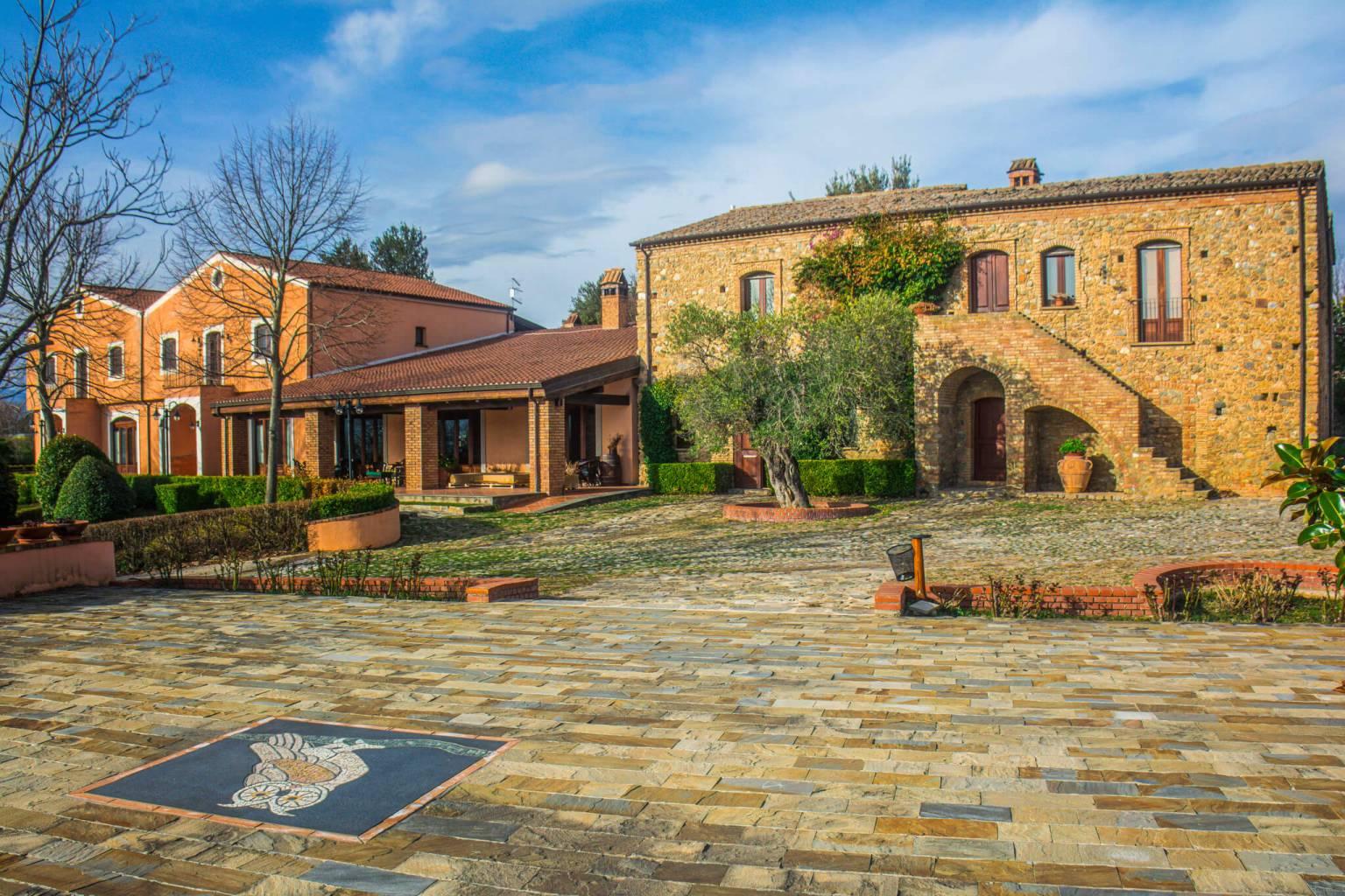Lolivia Masseria sul lago con piscina esterna
