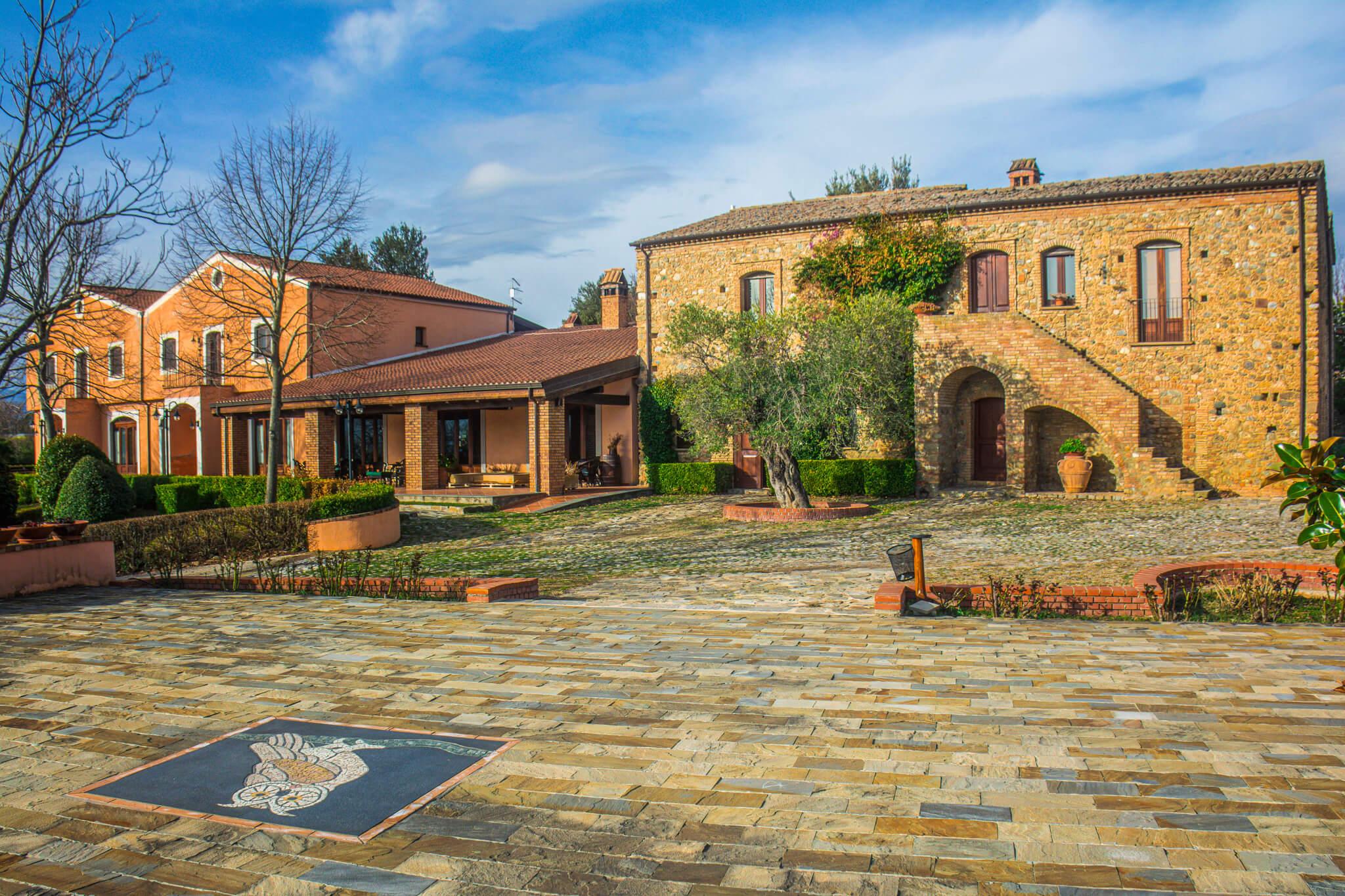 Masseria Casata del Lago vista dal lago