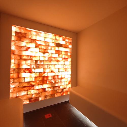 Parete del sale himalayano nel tepidarium