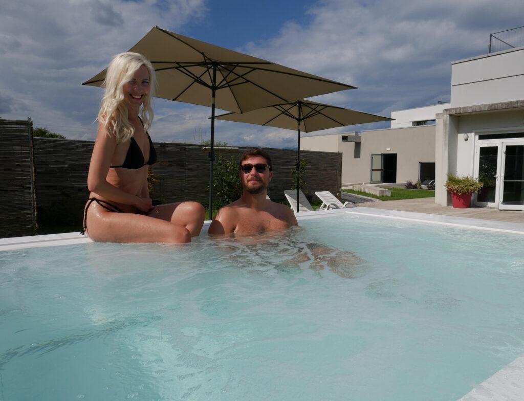 Vasca idromassaggio esterna in giardino