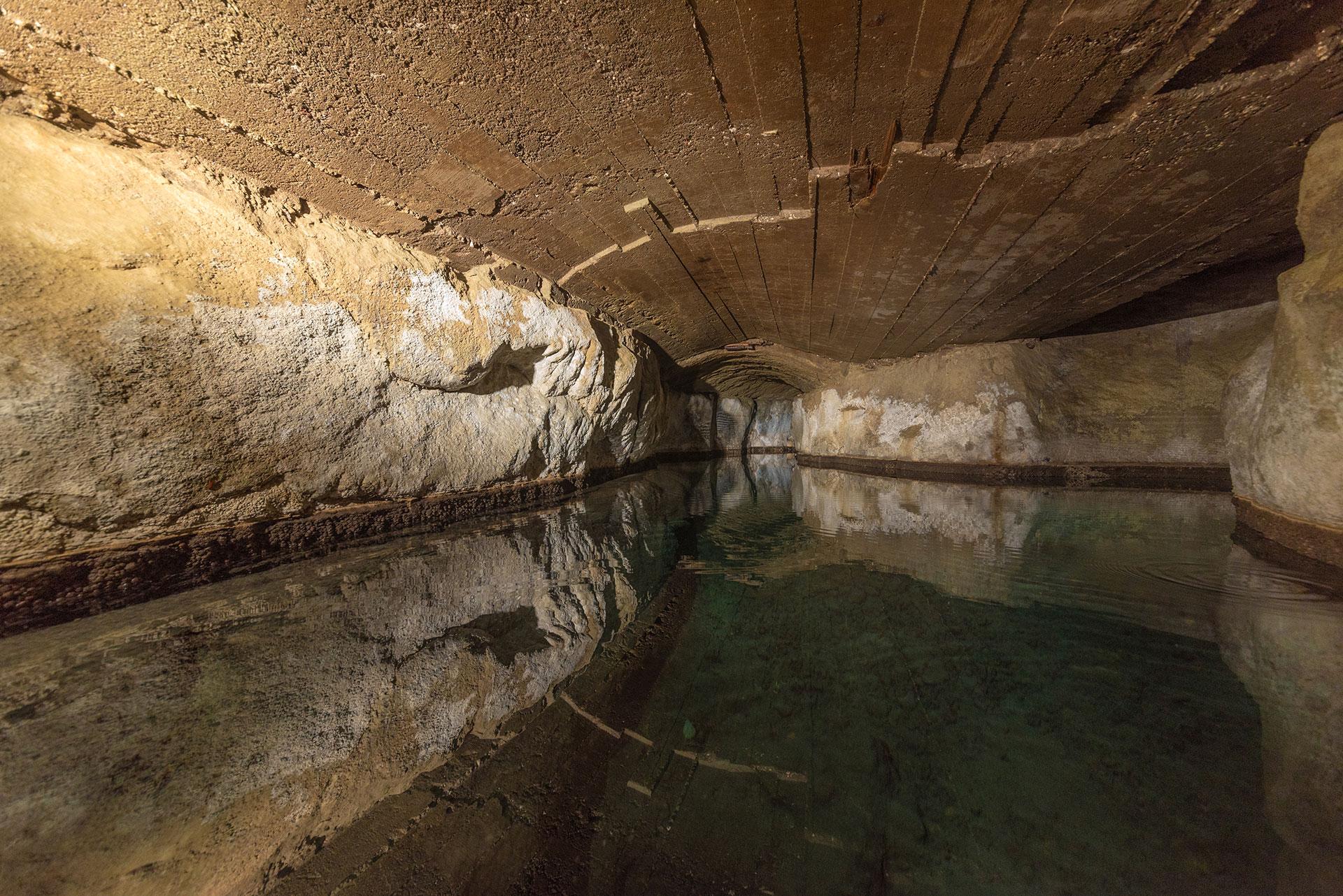 Grotta naturale con acque termali