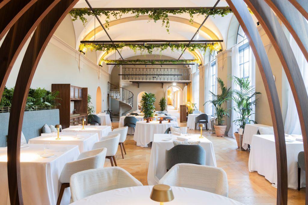 Sala ristorante Cedri con vista giardino