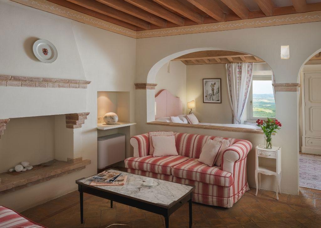 Veduta del Castello di Velona e della Val d'Orcia al tramonto