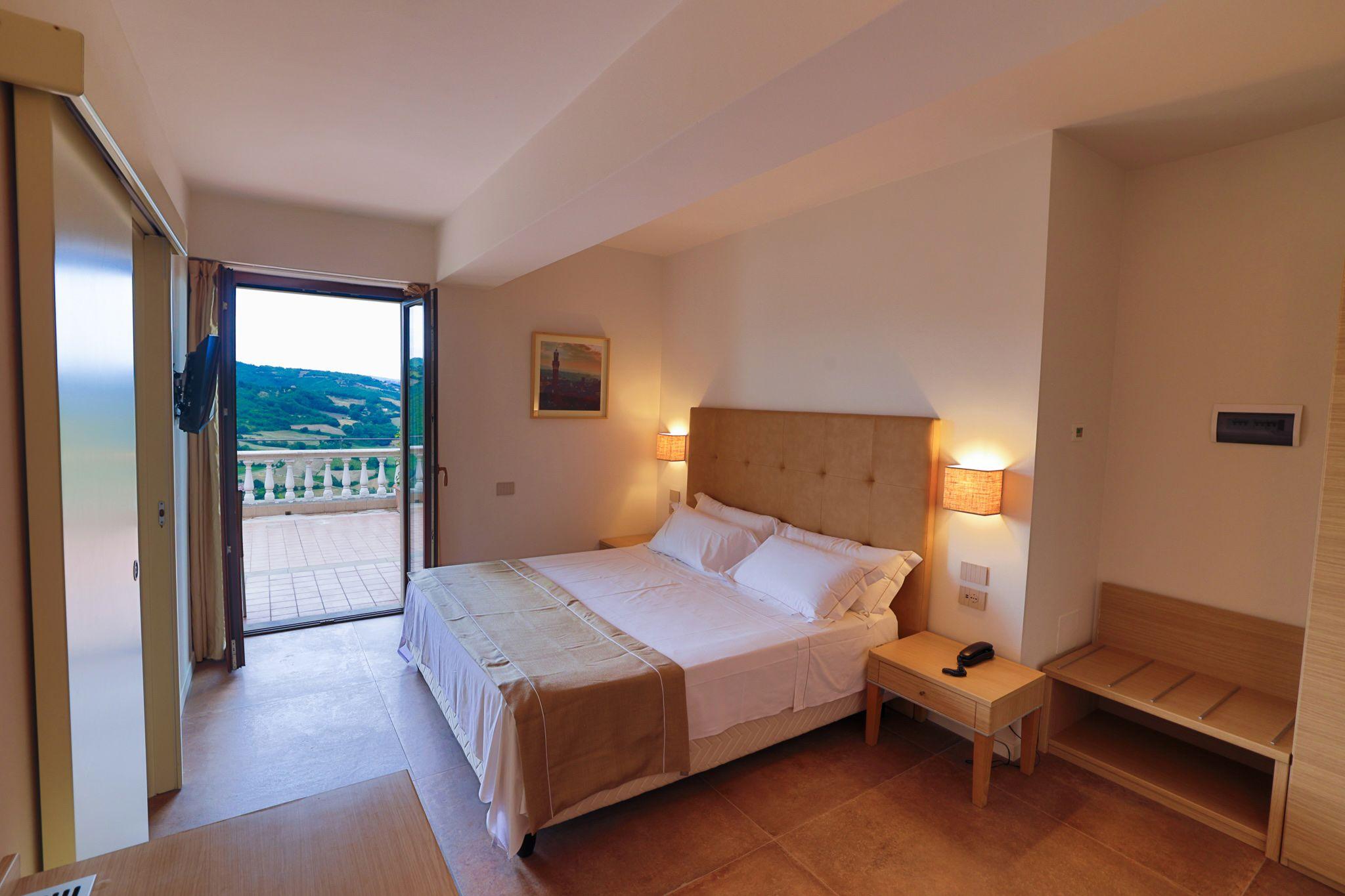 Camera hotel moderna e confortevole