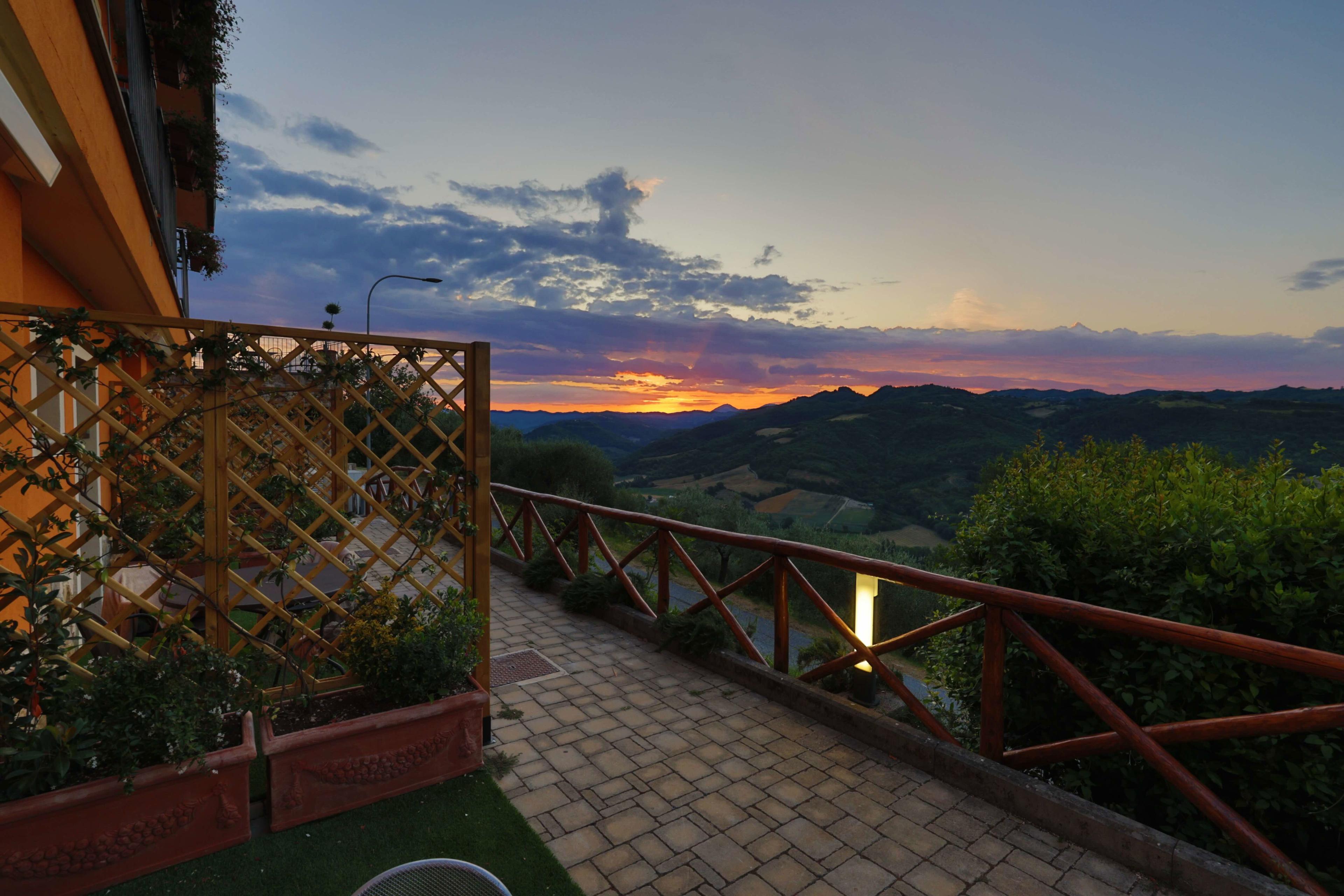 Esterno Hotel Fortebraccio con vista sulla vallata umbra