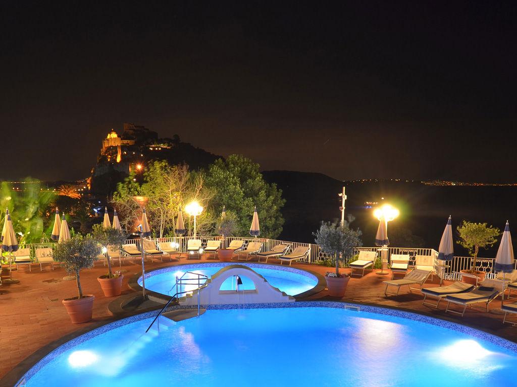 Piscina notturna vista Castello