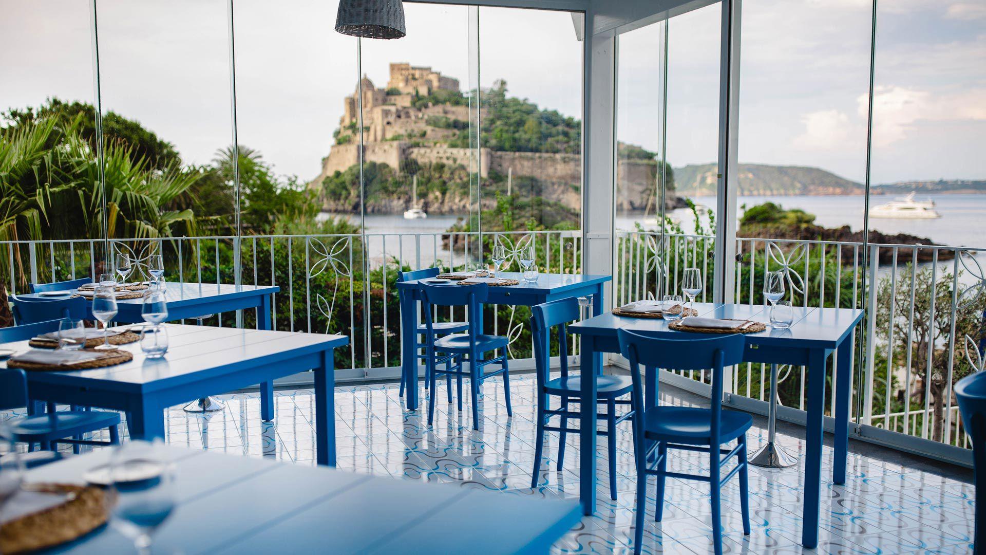 Ristorante con vetrata vista mare