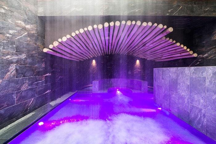 Piscina interna riscaldata di Asmana Wellness World