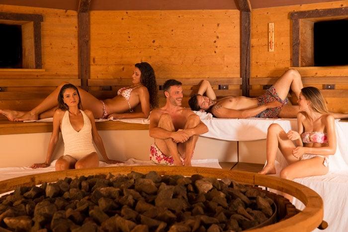 Sauna con panche in legno e atmosfera rilassante