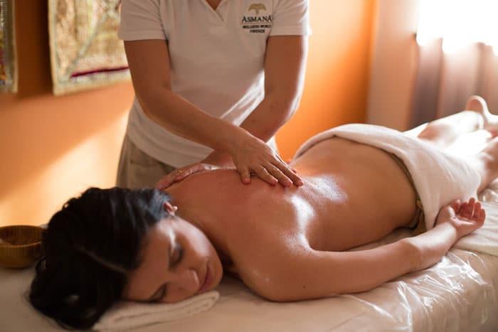 Area massaggi con lettini e illuminazione soffusa