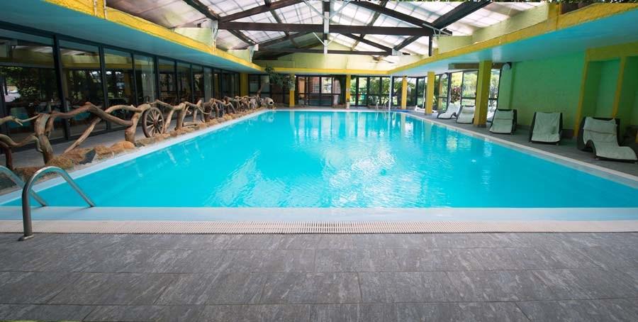 Area piscina con lettini