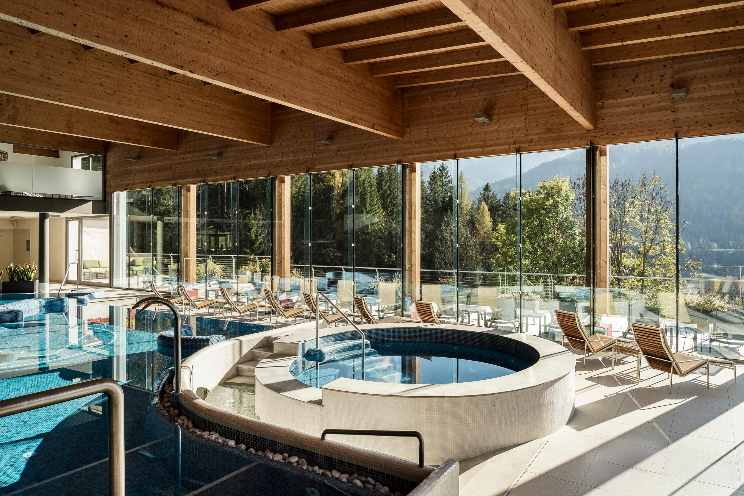 Piscina interna con vista panoramica sulle Dolomiti