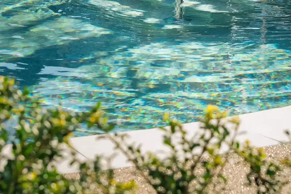Acqua frizzante della piscina di una spa giornaliera, perfetta per un'esperienza di benessere