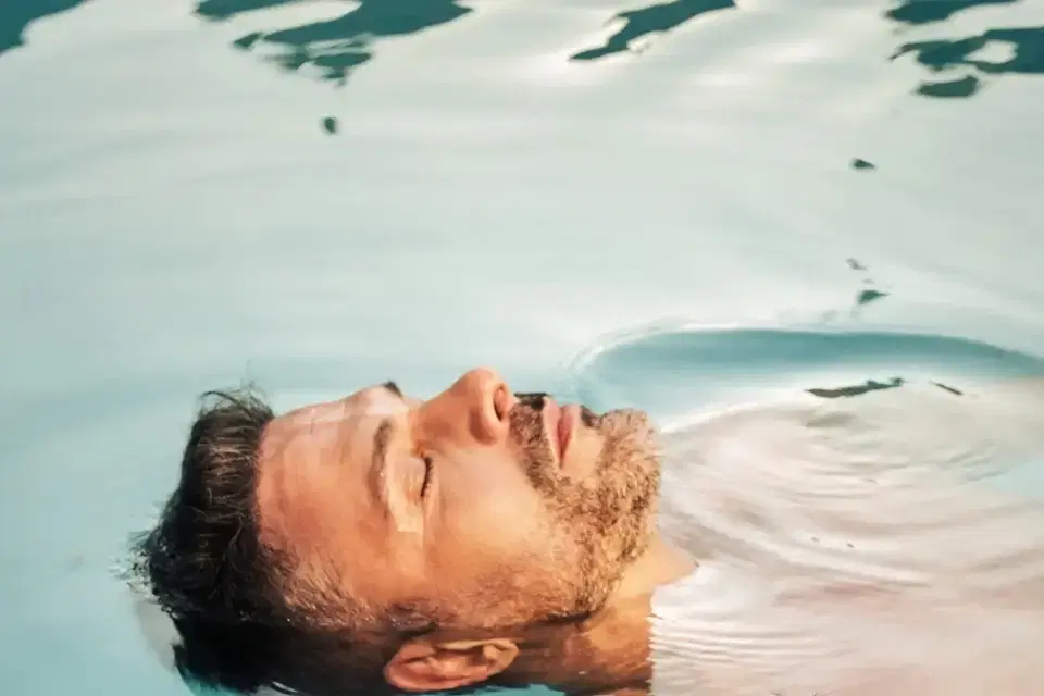 Uomo che si rilassa in una spa, godendosi una giornata di benessere