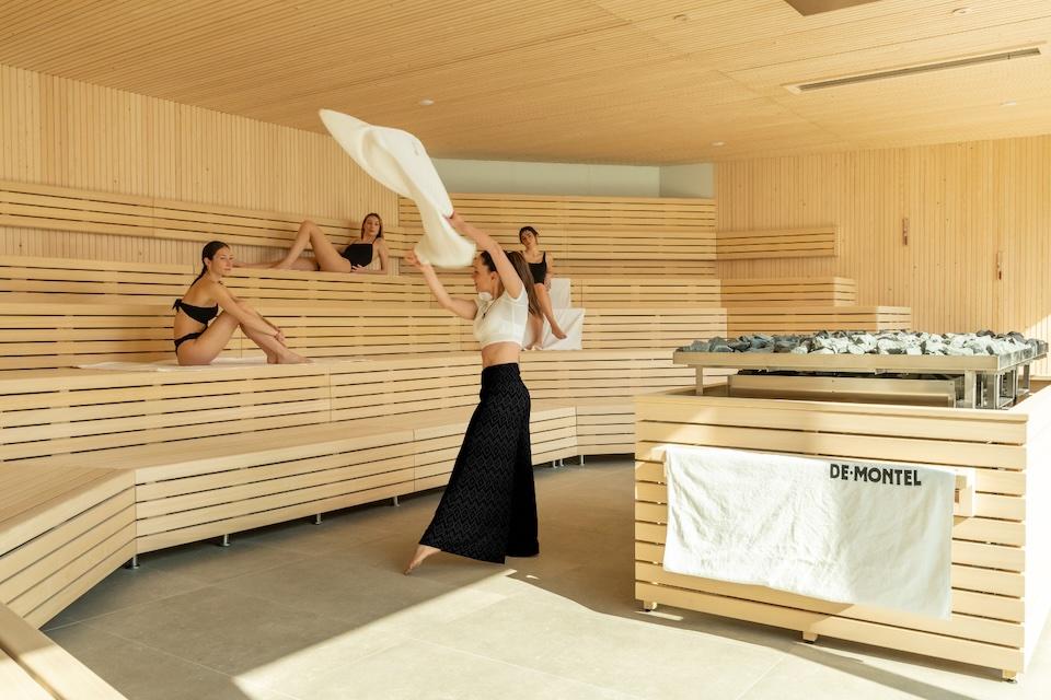Donne che si rilassano in una lussuosa spa in legno, godendosi l'esperienza del benessere termale
