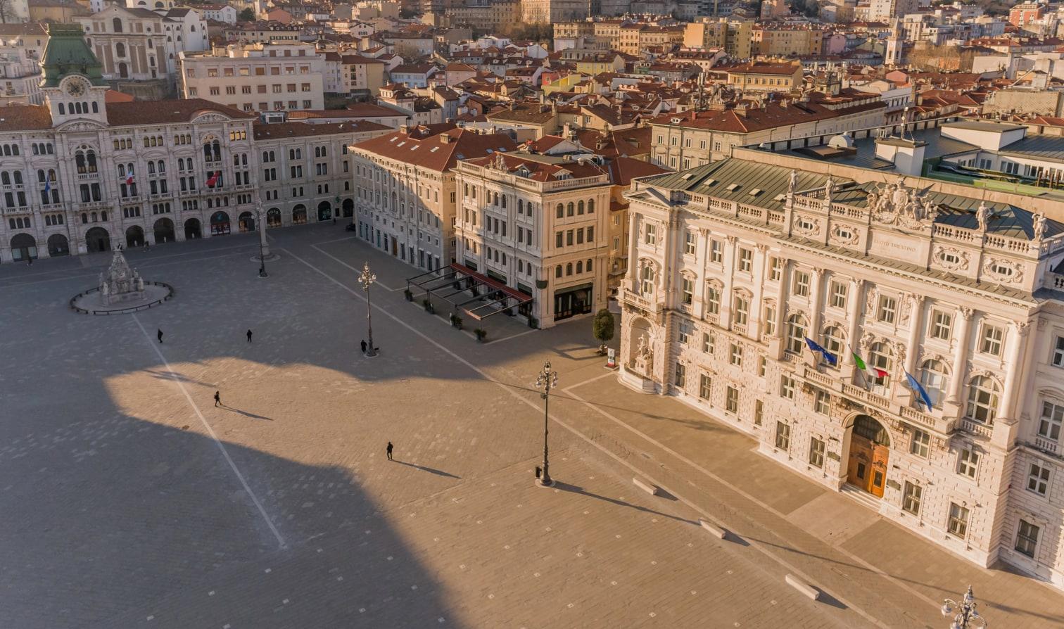 Facciata esterna del Grand Hotel Duchi d'Aosta di notte