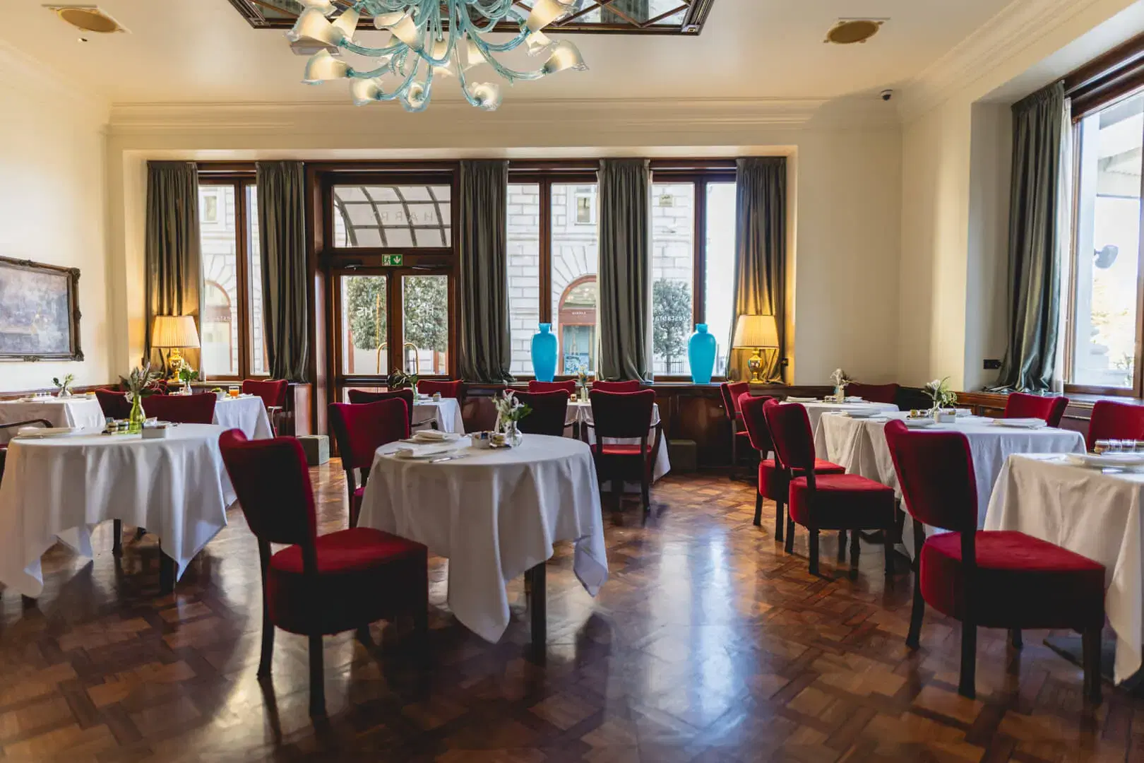 Ristorante elegante con tavoli e sedie