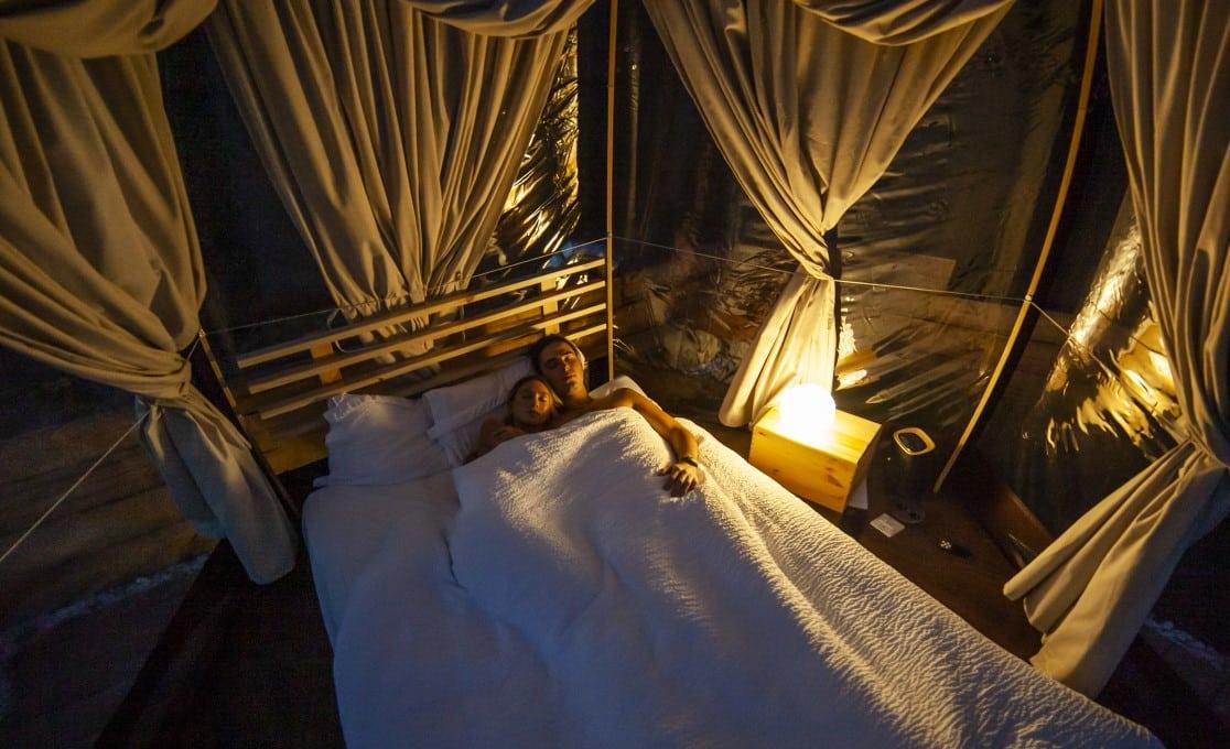 Interno della sfera trasparente per sognare sotto le stelle