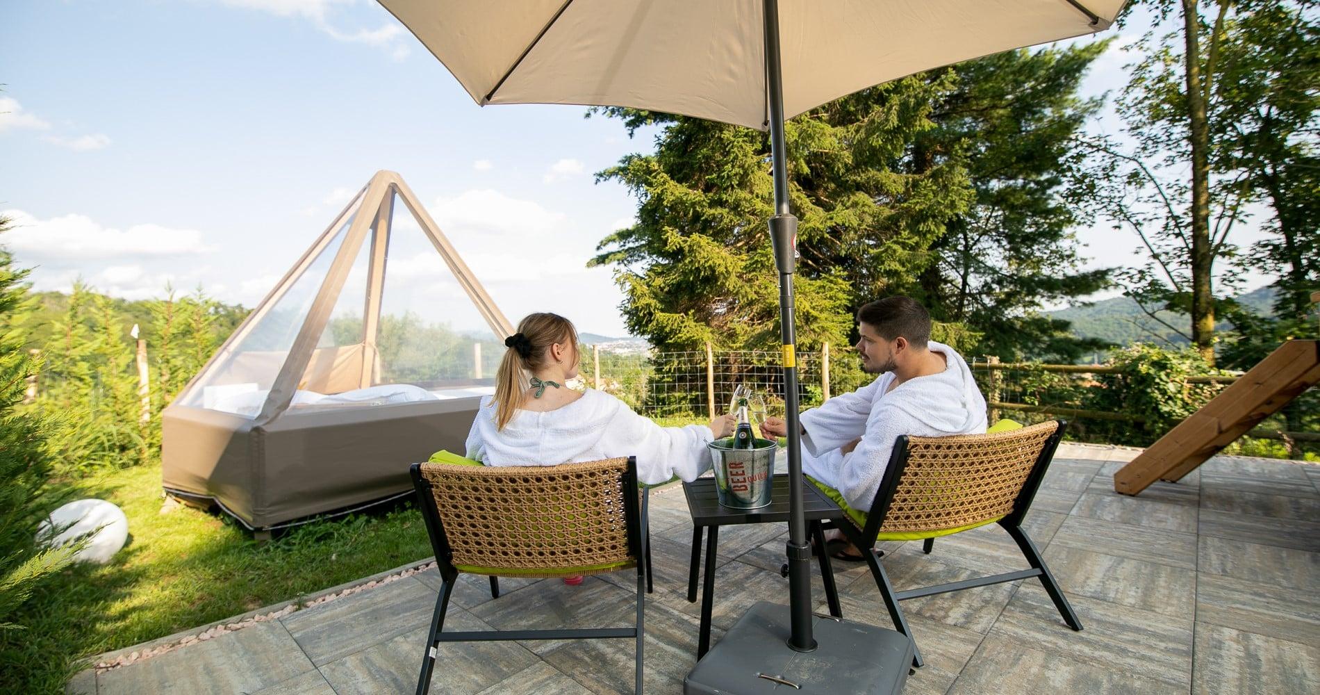 Relax sotto l'ombrellone guardando il tepee e il panorama in natura