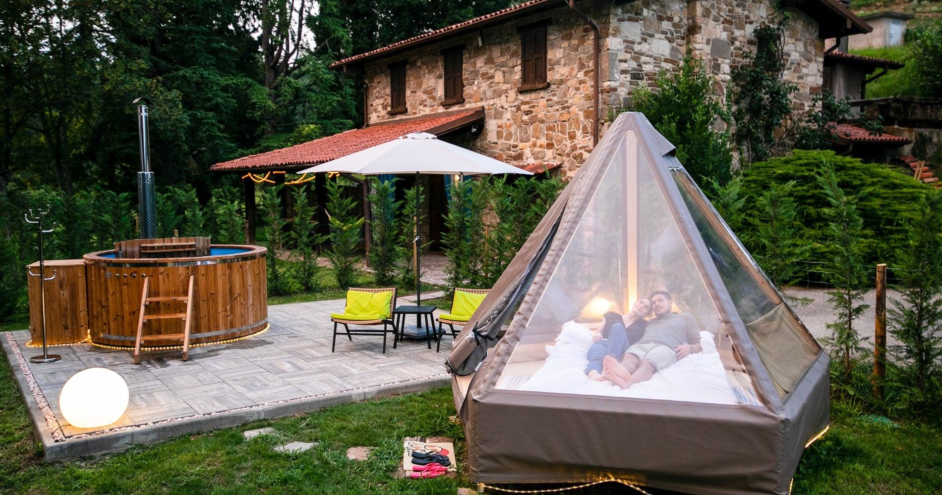 Tepee indiano nel giardino privato con tinozza idromassaggio