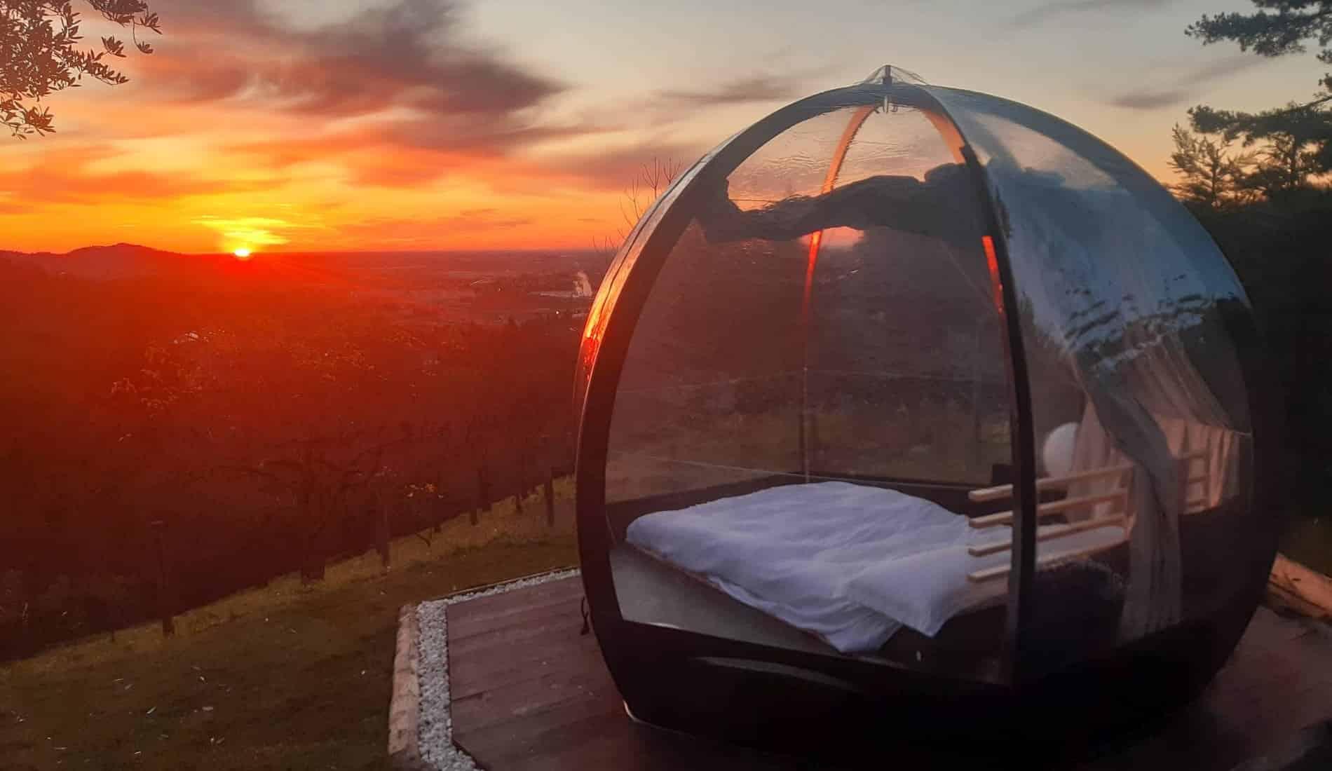 Alba mozzafiato con sole che sorge davanti alla Bubble Room Sunrise