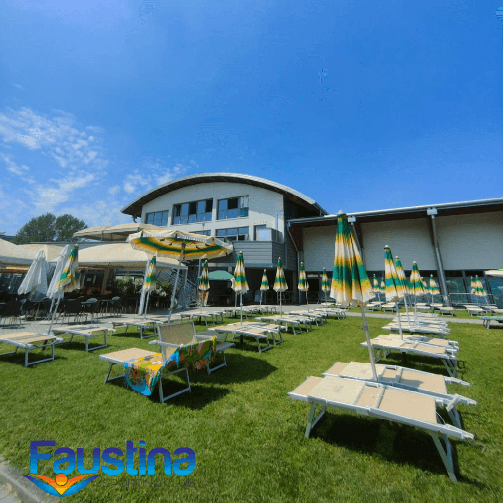 Solarium estivo con ombrelloni