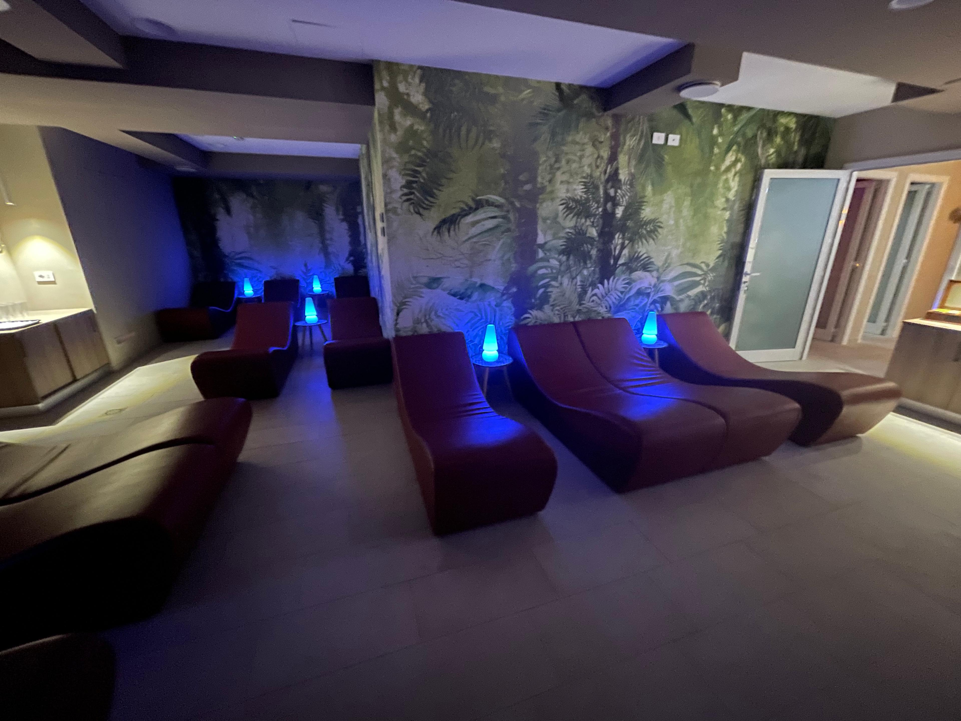 Area relax con chaise longue e tisaneria