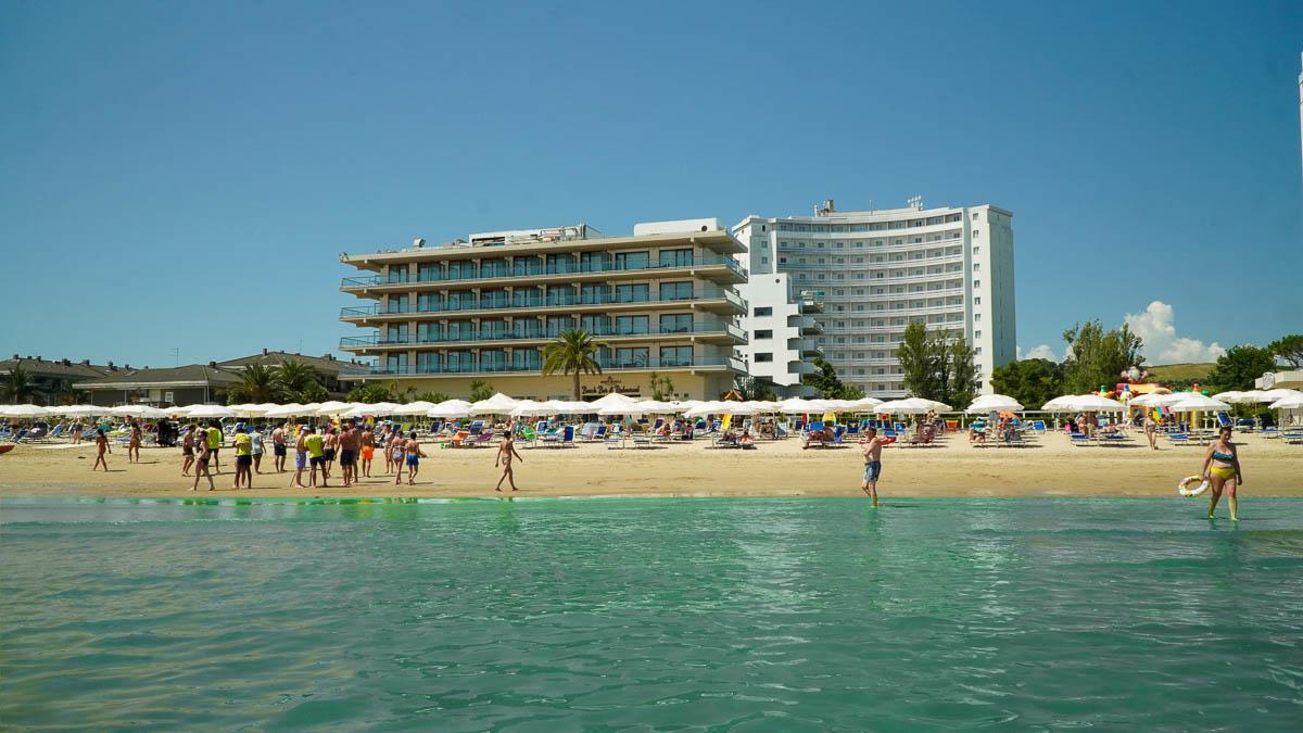 Interno camera con arredamento elegante