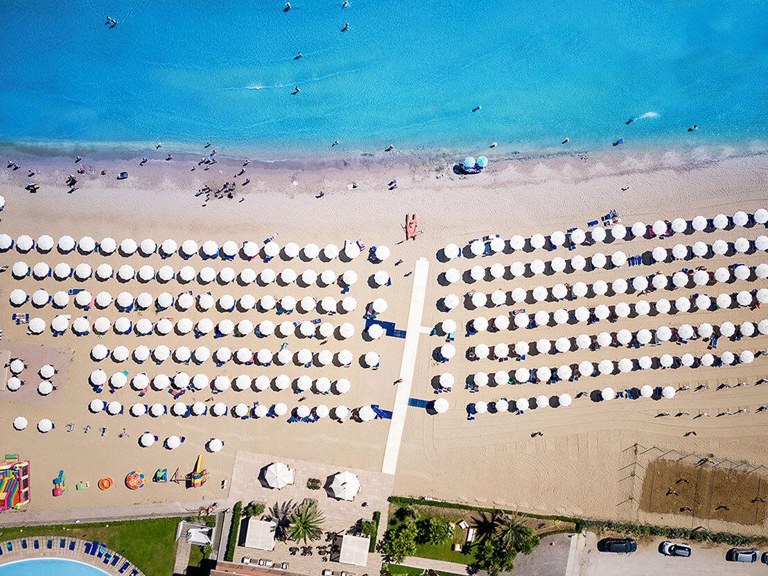 Vista aerea della spiaggia e parco dell'hotel