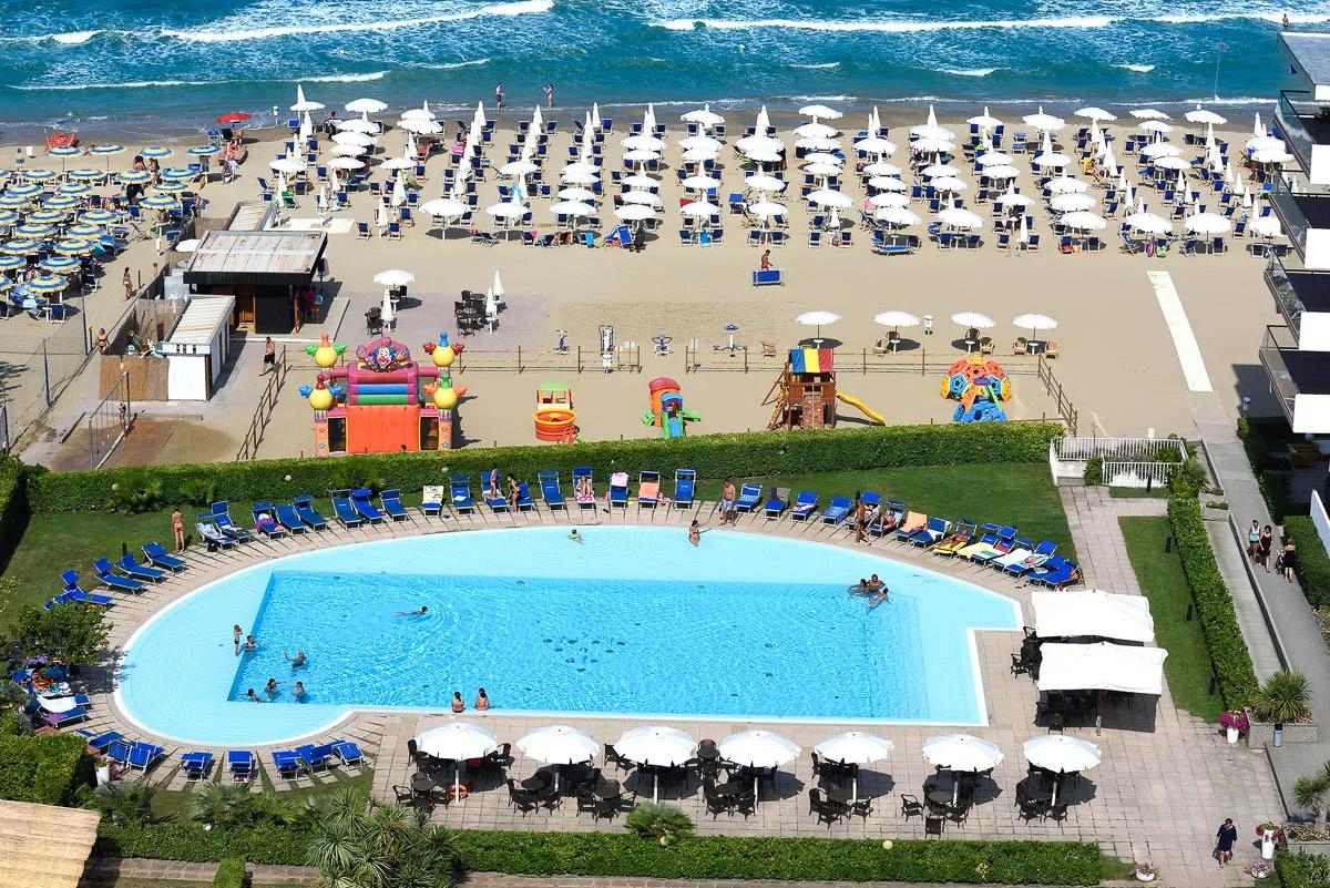 Piscina esterna dell'hotel