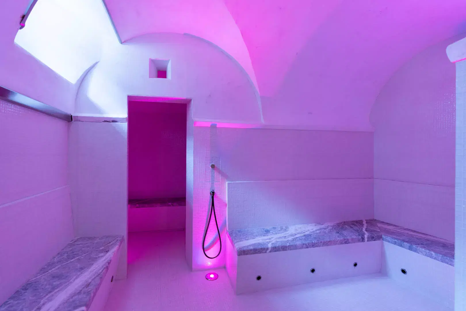 Bagno turco moderno con illuminazione