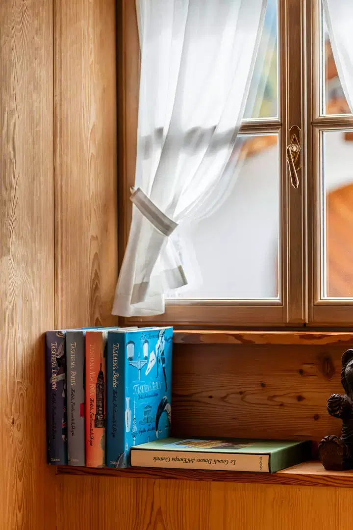 Sala meditazione con libri e finestra luminosa