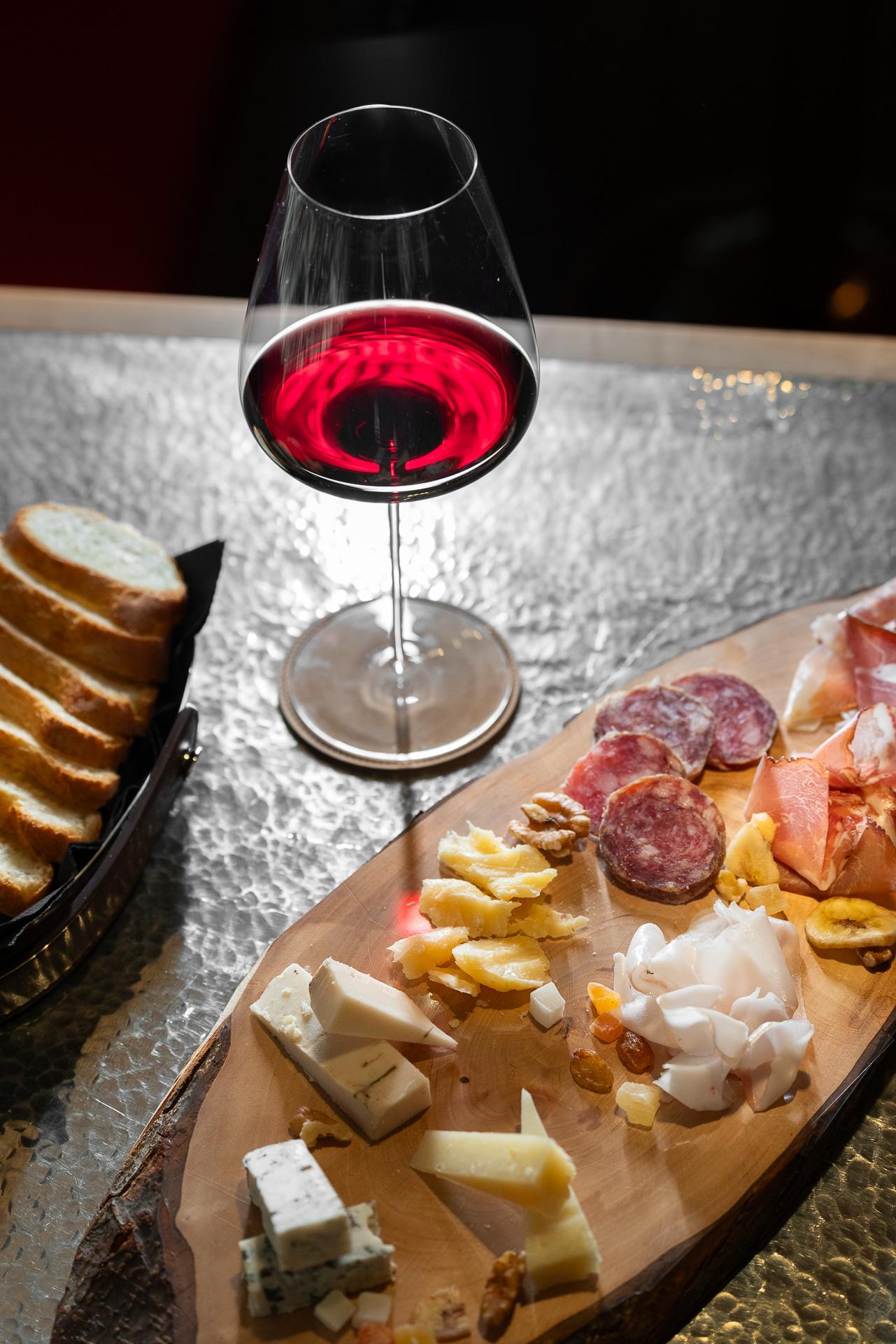 Interno del bistrot con tavoli e bancone