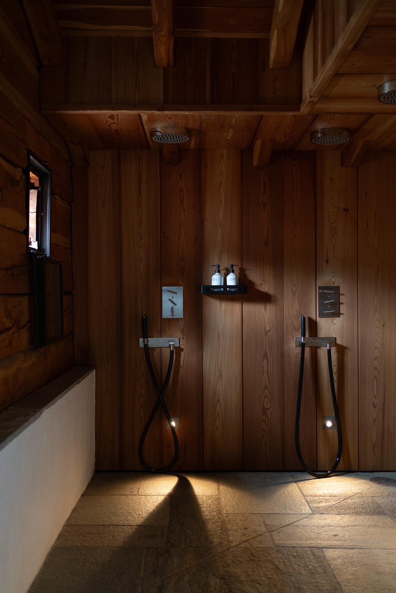 Area spa con piscina e arredamenti in legno