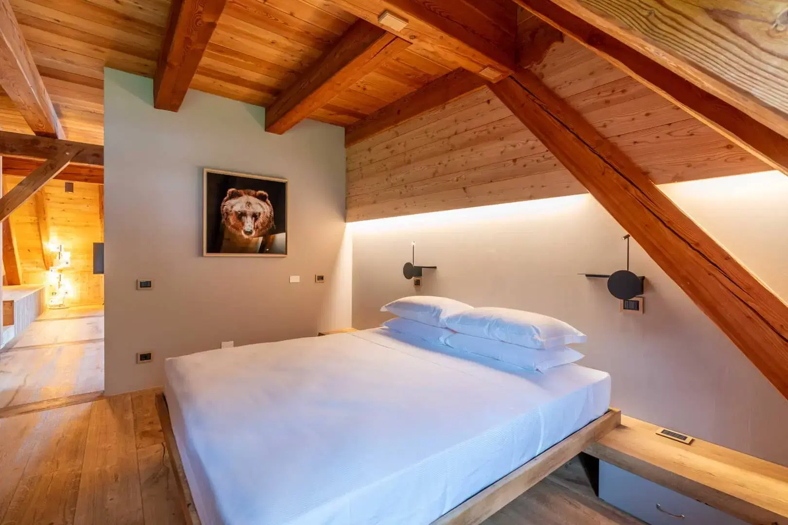 Camera Suite con letto e soffitto in legno