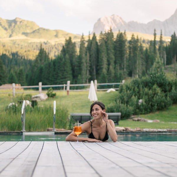 Vista della piscina con Dolomiti