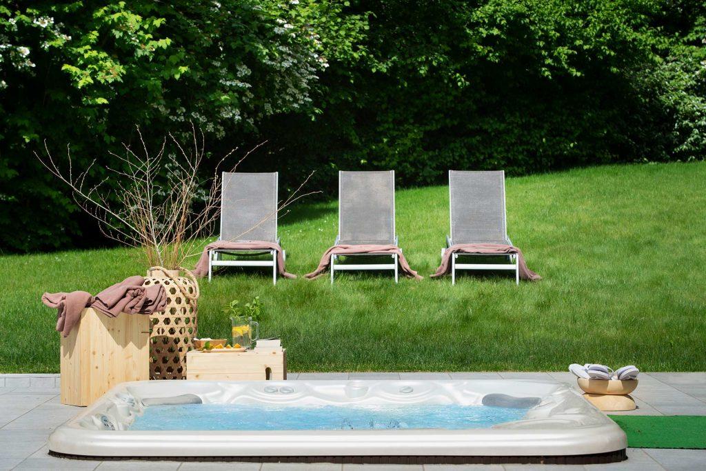 Giardino con piscina esterna