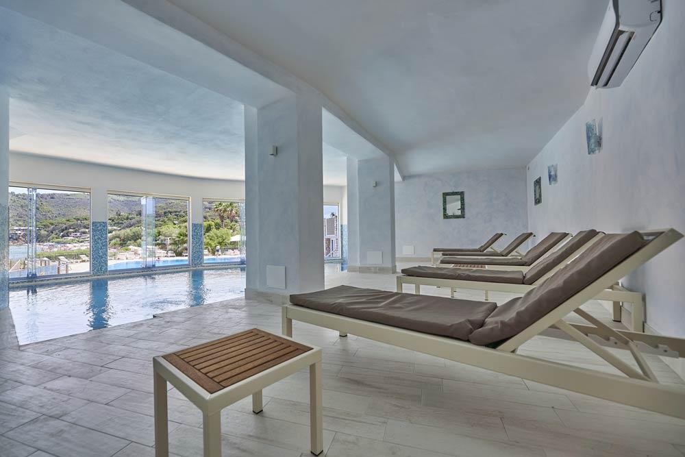 Cabina di massaggio elegante con luci soffuse e pavimenti in legno