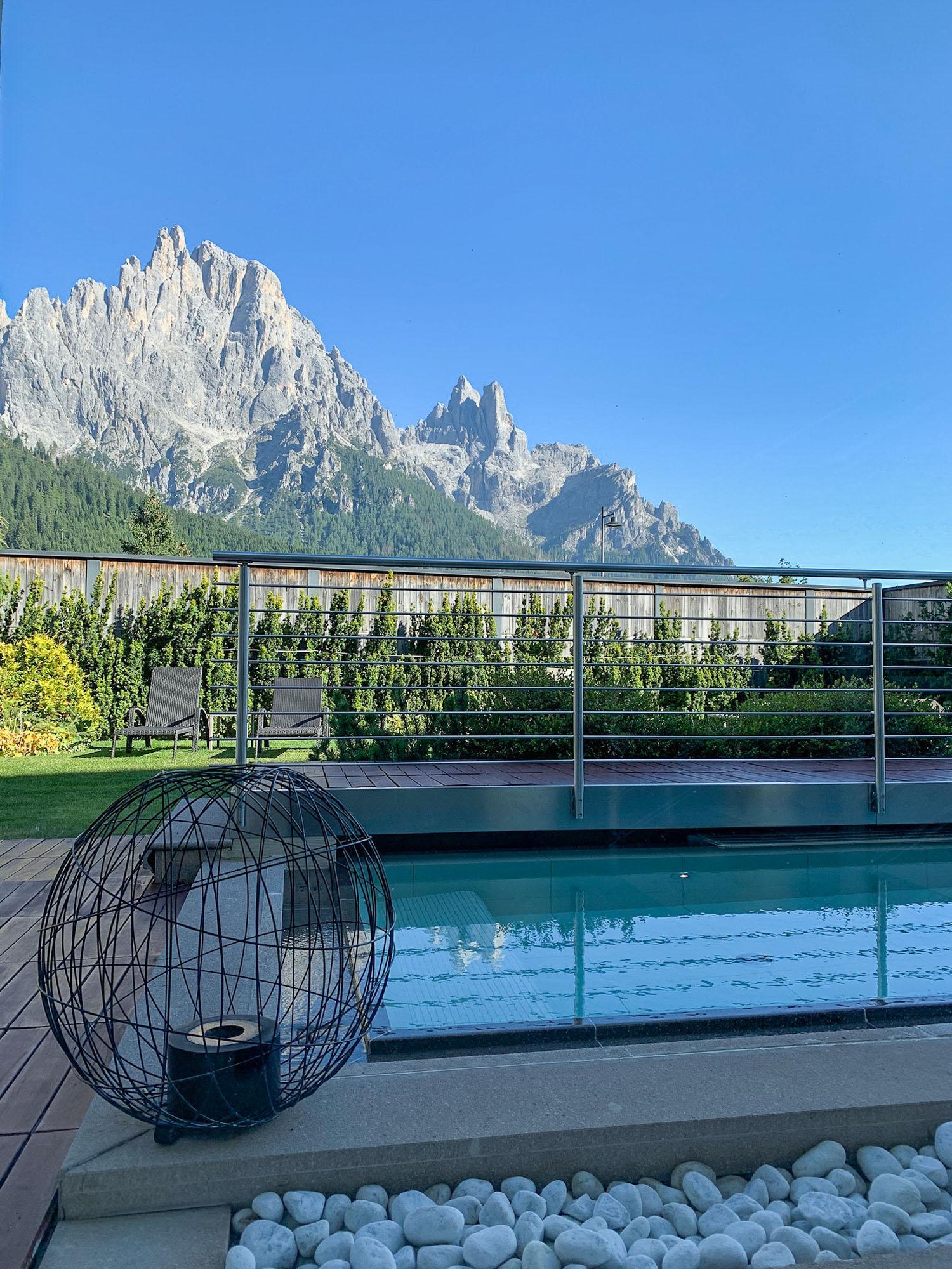 Piscina panoramica con vista sulle Pale di San Martino