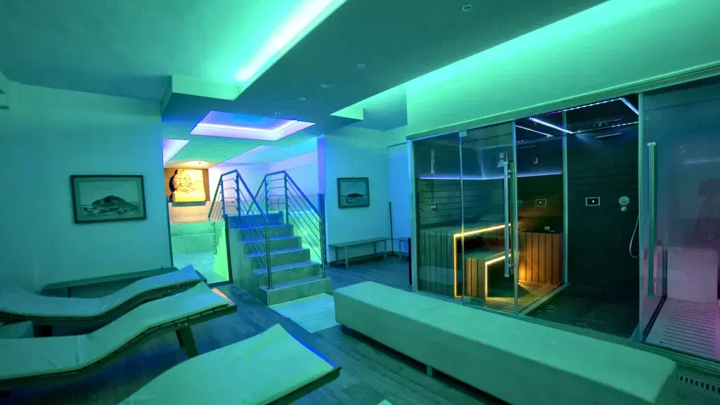 Area spa con vasca idromassaggio