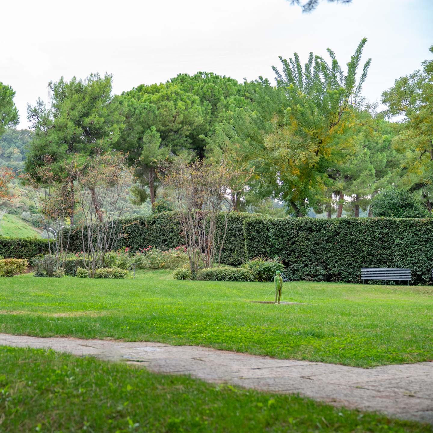 Parco esterno con piscina