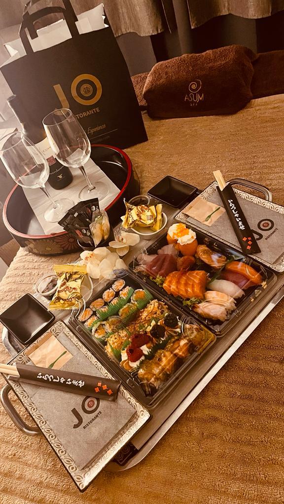 Sushi e vino serviti a bordo vasca