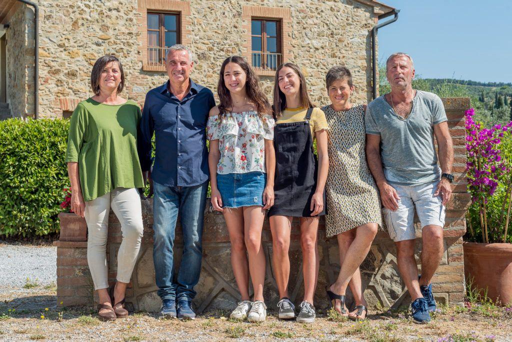 Piscina riscaldata panoramica con vista sulle colline toscane