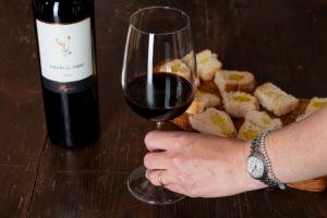 Barriccaia con botti di rovere francese per invecchiamento vini